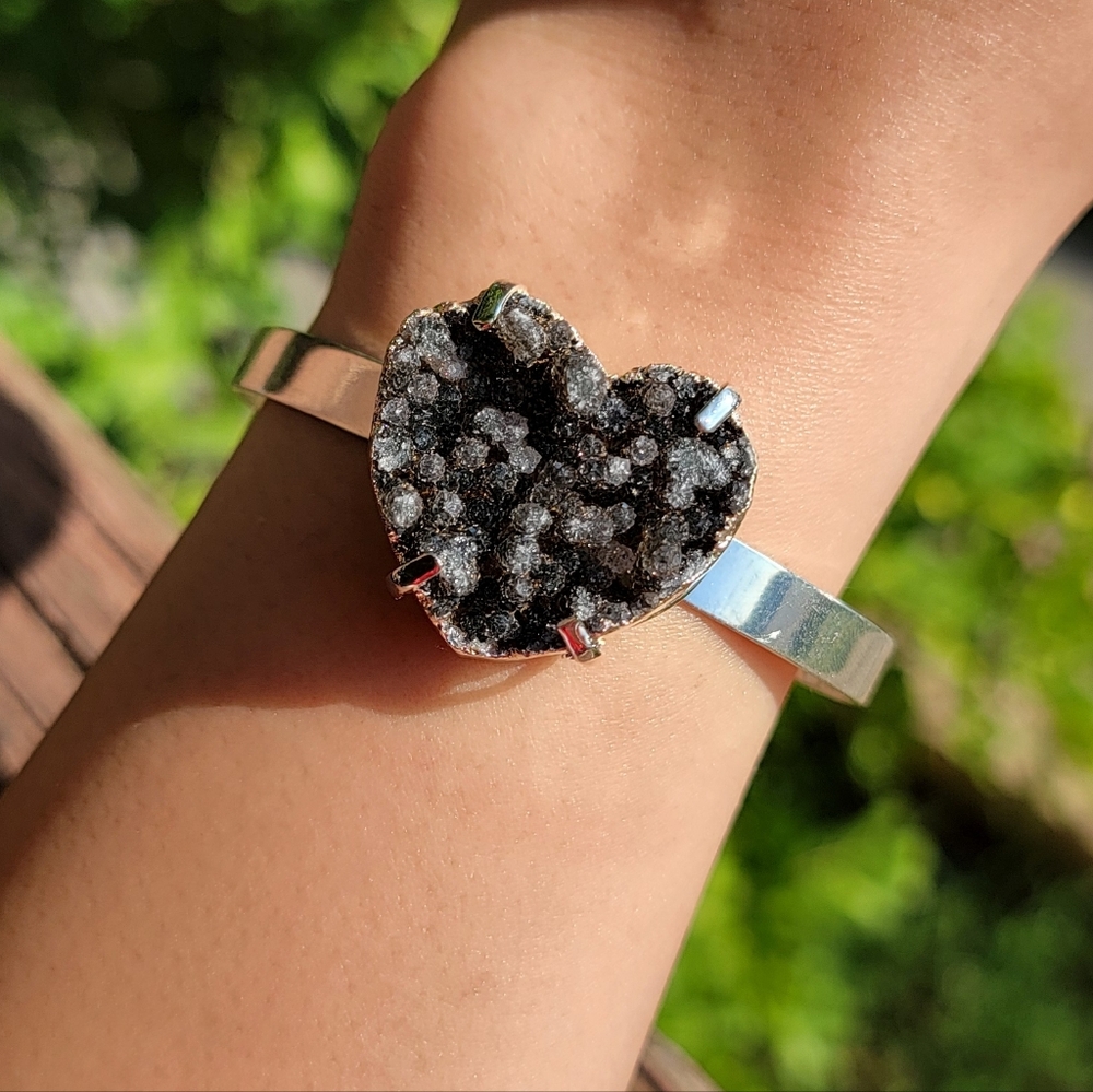 NEW 1.13" x 1.13" ADJUSTABLE SILVER PLATED BLACK AMETHSYT HEART SINGLE CUFF